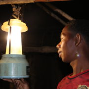 La lumière à Ambakivao (Menabe): Le Programme national Barefoot College (PNBC)  en action